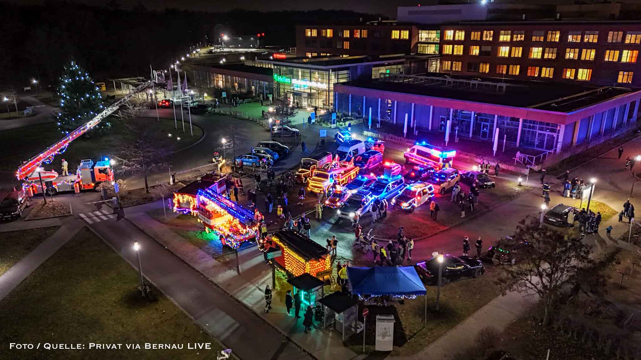 Ein Meer aus Lichtern: Blaulichtparade wärmt Herzen im Helios Klinikum Berlin-Buch