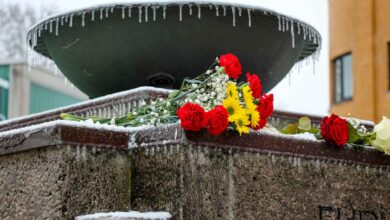 Gedenken in Bernau: Blumen und Worte gegen das Vergessen