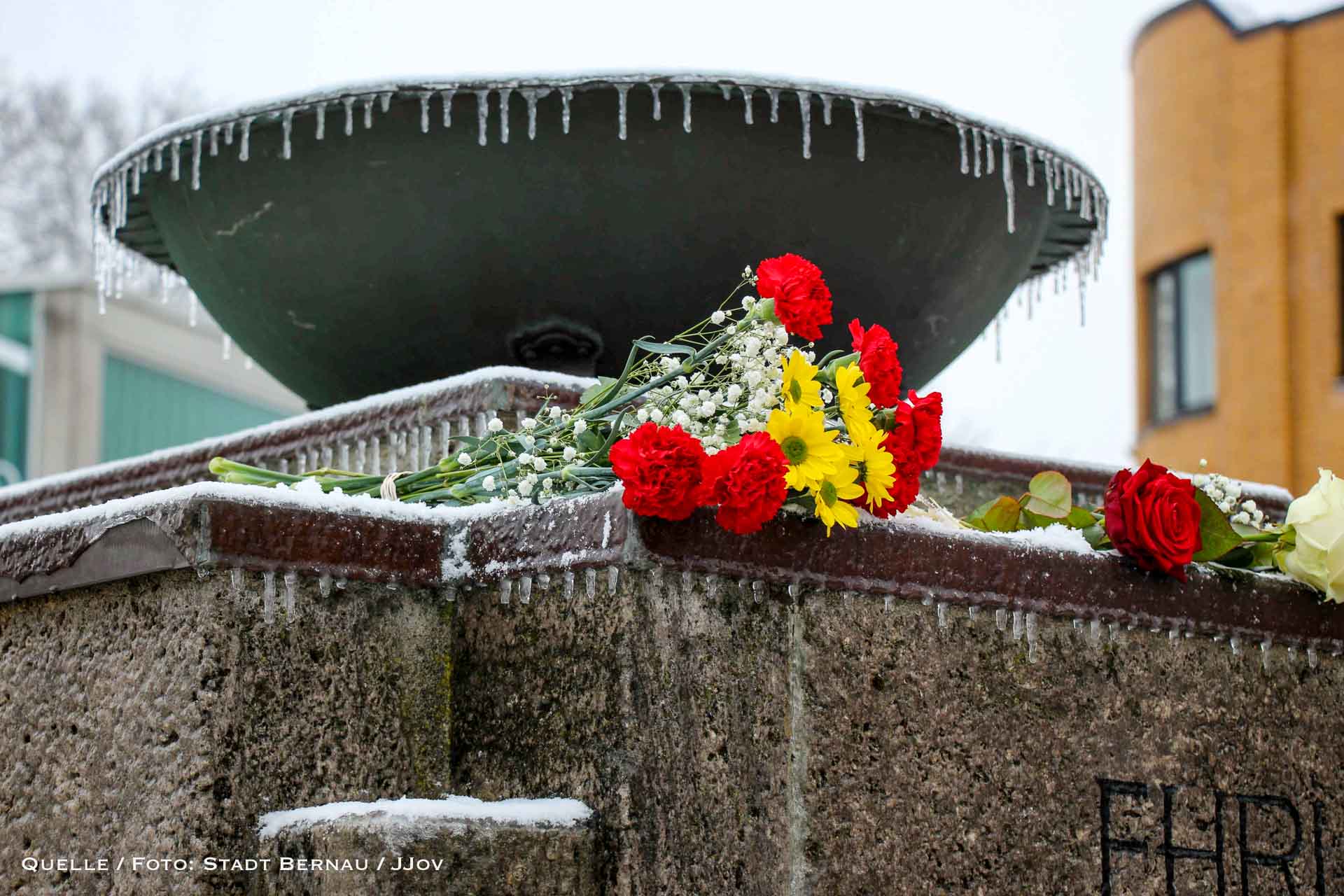 Gedenken in Bernau: Blumen und Worte gegen das Vergessen