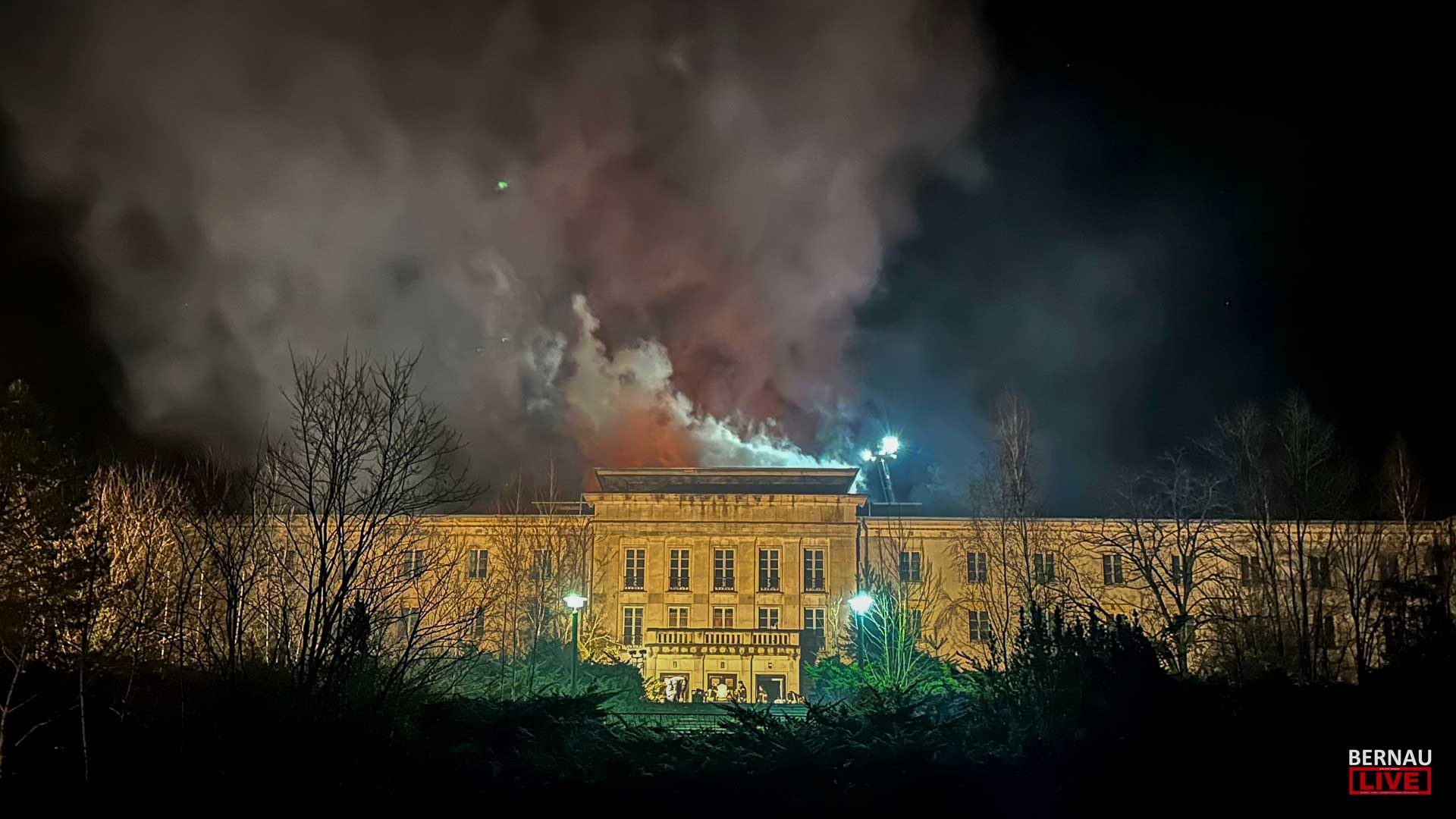Großbrand Bogensee-Areal Wandlitz - Löscharbeiten beendet, was nun? 15 Großbrand Bogensee-Areal Wandlitz - Löscharbeiten vorerst beendet, was nun? Bernau / Wandlitz: Wie Bernau LIVE heute Nacht bereits berichtete, kam es am gestrigen Abend auf dem Gelände des Bogensee-Areals zu einem Großbrand. Betroffen war das Lektionsgebäude der ehemaligen FDJ-Hochschule. Wie die Polizei informierte, konnten die Löscharbeiten am frühen Donnerstagnachmittag vorerst beendet werden....