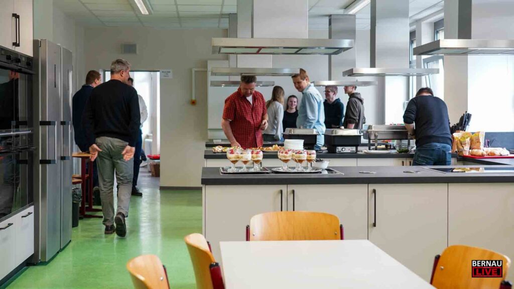 Pfannen frei am Barnim-Gymnasium Bernau: Neue Lehrküche feierlich eingeweiht 2 Pfannen frei am Barnim-Gymnasium Bernau: Neue Lehrküche feierlich eingeweiht
