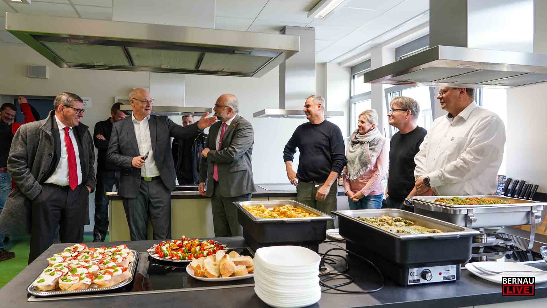 Pfannen frei am Barnim-Gymnasium Bernau: Neue Lehrküche feierlich eingeweiht 1 Pfannen frei am Barnim-Gymnasium Bernau: Neue Lehrküche feierlich eingeweiht