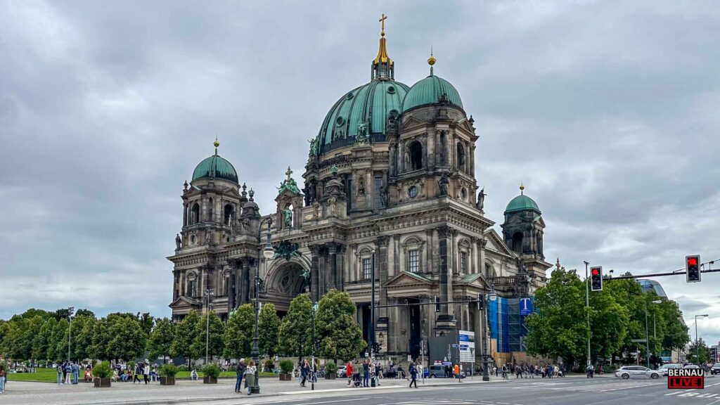 Veranstaltungen und Tipps für das Wochenende in Bernau und Barnim 7 Nach einem Jahrzehnt der Planung und sechs Jahren intensiver Bauzeit ist es endlich so weit: Die Hohenzollerngruft kehrt zurück in die Öffentlichkeit. Wir möchten diesen Meilenstein gemeinsam mit Ihnen feiern und laden Sie am Samstag, den 28. Februar 2026, zu einem Tag der offenen Tür ein. Von 10 bis 18 Uhr (letzter Einlass 17 Uhr) stehen der Dom und die Gruft allen Berlinerinnen, Berlinern und Gästen bei freiem Eintritt offen. Entdecken Sie diesen historischen Ort in neuem Glanz! Den feierlichen Abschluss bildet der Festgottesdienst am Sonntag, den 1. März um 10 Uhr, mit einer Predigt von Kirchenpräsidentin Dorothee Wüst und Gästen aus dem öffentlichen Leben.