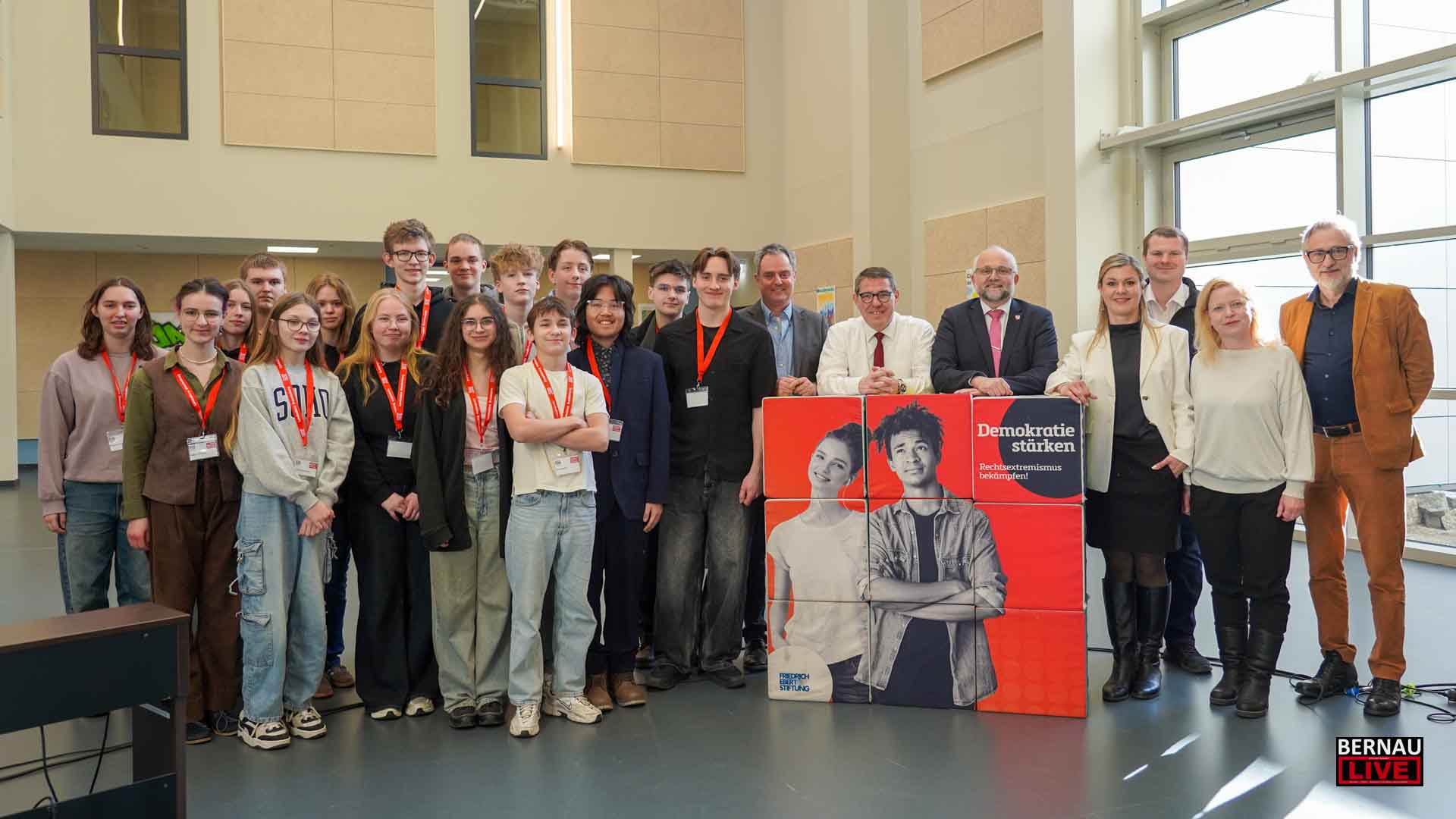Demokratie im Dialog: Wanderausstellung am Barnim-Gymnasium Bernau eröffnet