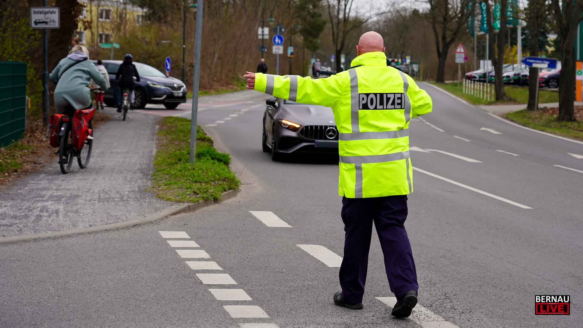 Bernau: Polizei kontrolliert Schulweg an Gefahrenschwerpunkt 1 Bernau: Polizei kontrolliert Schulweg an Gefahrenschwerpunkt