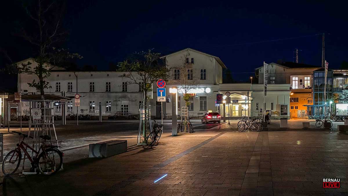 Nachtarbeiten am Gleis: Schweißarbeiten am Bahnhof Bernau