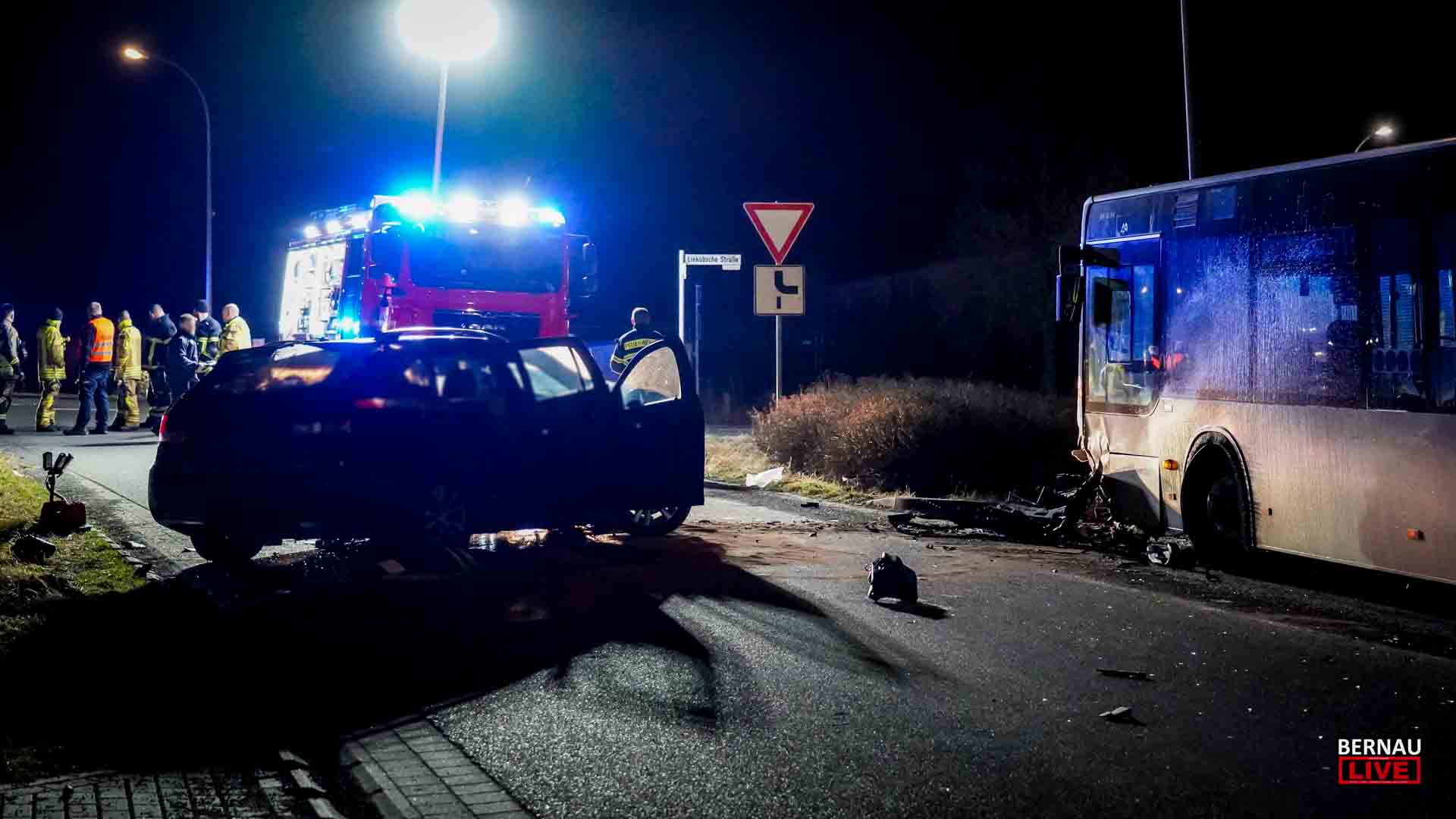 Tödlicher Unfall in Bernau – Pkw kollidiert mit geparktem Bus