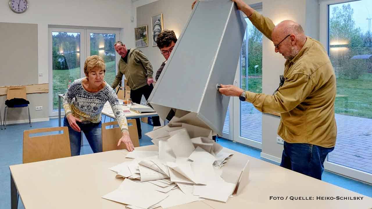 Auszaehlung einer Wahlurne im Bernauer Ortsteil Birkholzaue
