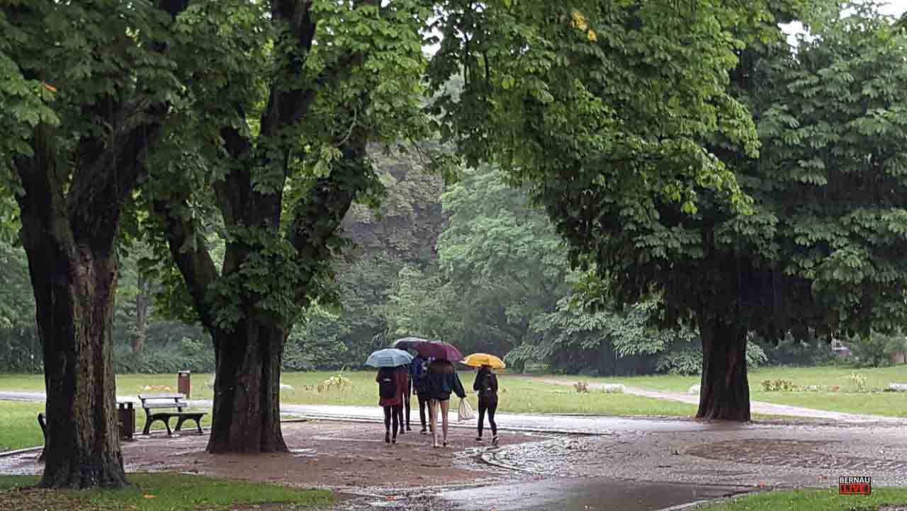 Bernauer Stadtpark mit Regen und Menschen mit Regenschirmen