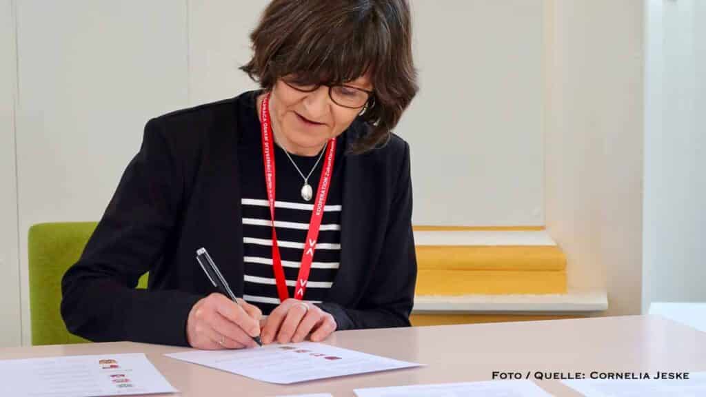 Auf dem Bild ist Dunja Marx aus Bernau zu sehen, wie sie den Vertrag unterscheibt