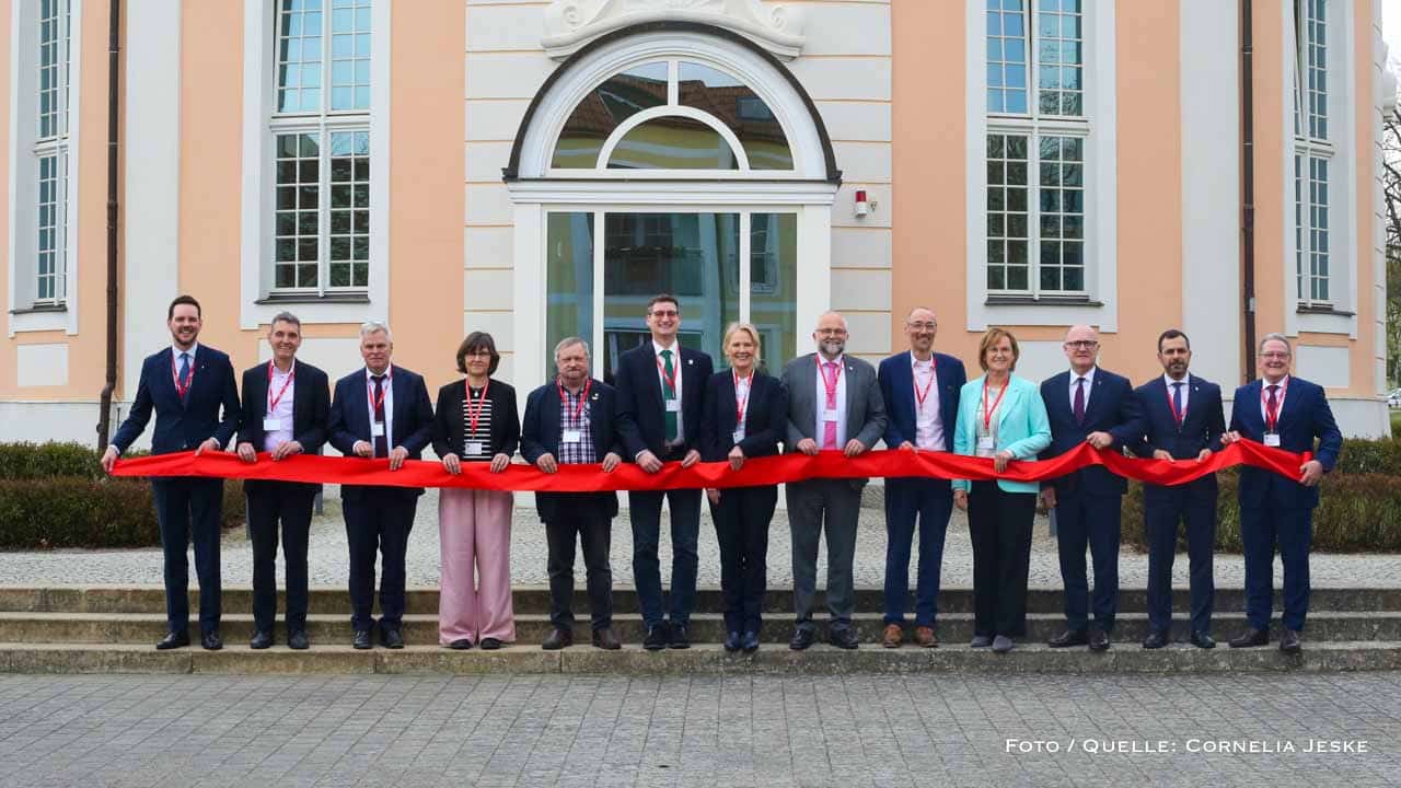 Auf dem Bild stehen alle Kooperationspartner des Zukunftsraums für ein Gruppenfoto aufgestellt.