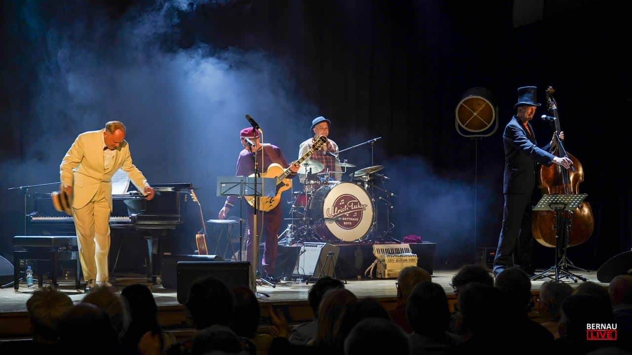 Anmut im Chaos: Ulrich Tukur und das perfekte Tohuwabohu in Bernau