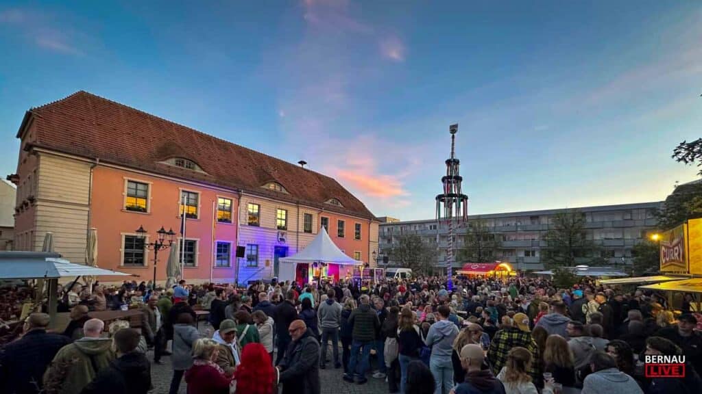 Brandenburg-Tipp: Baumblütenfest Werder Vom 25. April bis 3. Mai 2026 laden Werders Obstbauern dazu ein, die Blütezeit in besonderem Rahmen zu erleben. Rund 30 Höfe und Gärten in der Innenstadt sowie auf den umliegenden Plantagen öffnen in diesem Zeitraum ihre Pforten. Besucher können sich auf hausgemachte Obstweine und regionale Spezialitäten in authentischem Ambiente freuen. Ob Kirschwein auf Strohballen mit Havellandschafts-Panorama, frischer Streuselkuchen unter blühenden Kirschbäumen oder eine herzhafte Bratwurst auf der Plantagenwiese – das Angebot verspricht ländliche Idylle pur. Um den Aufenthalt stressfrei zu gestalten, wird die Anreise mit der Bahn empfohlen. Ab dem Bahnhof Werder verkehrt zudem der Blütenbus, der die Gäste im regelmäßigen Turnus zwischen den verschiedenen Standorten befördert. Für eine stressfreie An- und Abreise haben die Länder Berlin und Brandenburg an den Wochenenden und dem Maifeiertag zusätzliche Züge bei der Ostdeutsche Eisenbahn GmbH (ODEG) bestellt. Es werden achteilige Züge eingesetzt, um die Kapazität des zu erwartenden hohen Fahrgastaufkommens bereitstellen zu können. Die Sonderfahrpläne der ODEG sind in der VBB-Fahrinfo unter vbb.de oder mobil in der VBB-App Bus & Bahn und unter www.odeg.de zu finden.