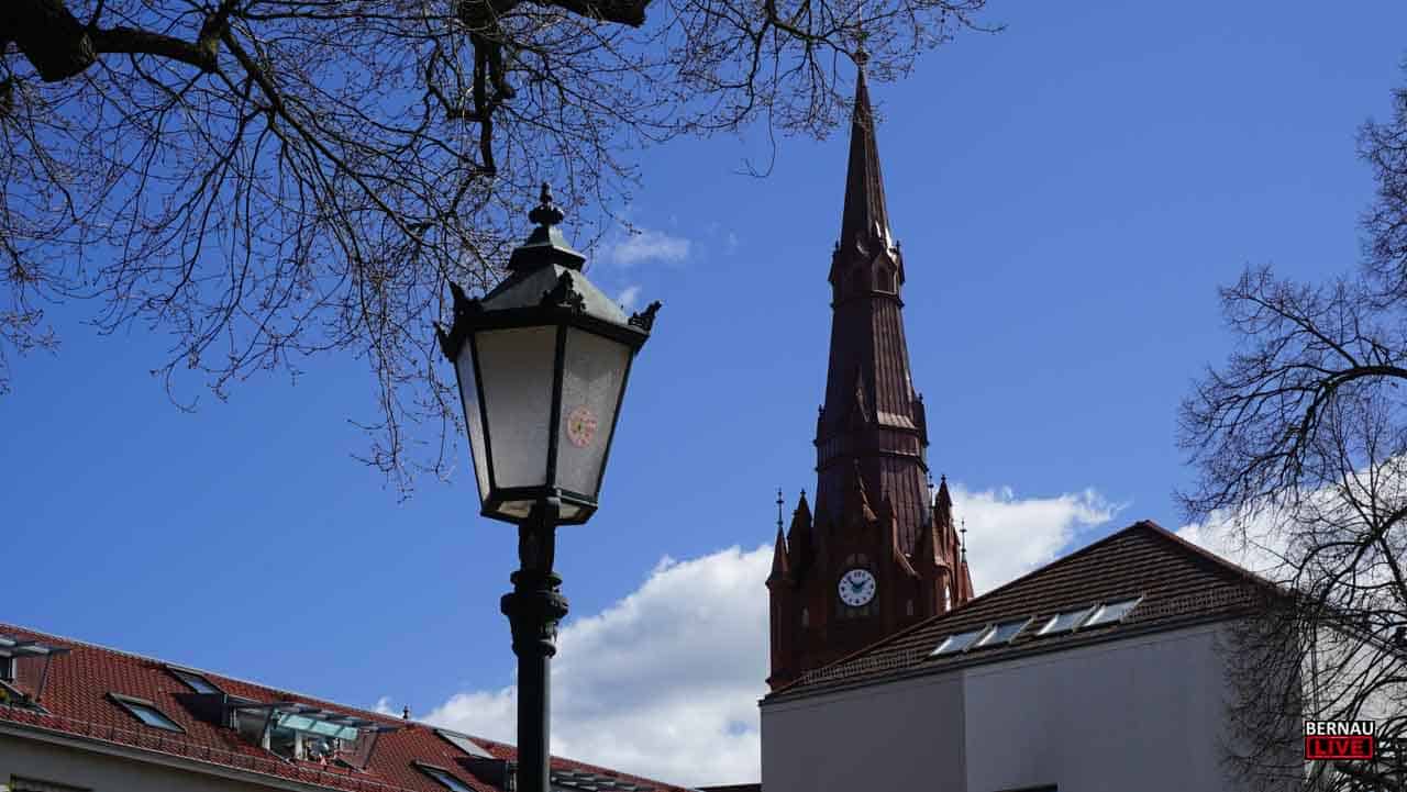 Blick auf die Kirchturmspitze der Herz-Jesu-Kirche in Bernau