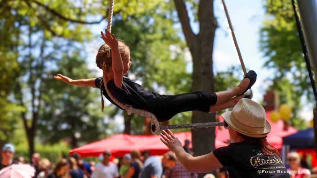 Das Bild zeigt ein Kind, wie es am Seil Kunststücke vorführt
