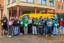 Klasse 5D der Grundschule Wandlitz, Zusteller Michael Waschek (links) und der stellvertretende Betriebsleiter Dominik Heese (rechts).