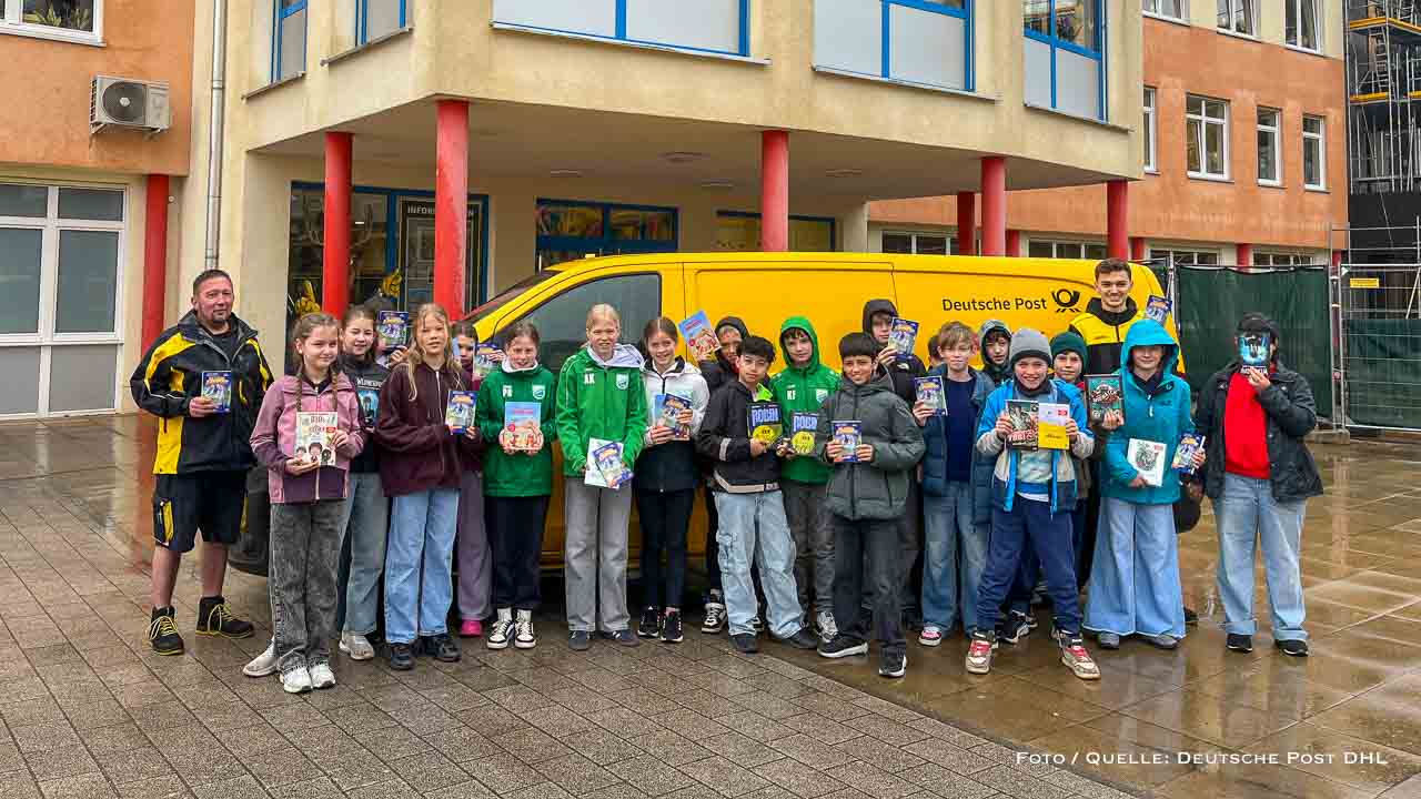 Klasse 5D der Grundschule Wandlitz, Zusteller Michael Waschek (links) und der stellvertretende Betriebsleiter Dominik Heese (rechts).