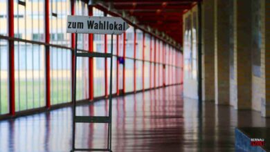 Wahllokal in Bernau mit Hinweisschild