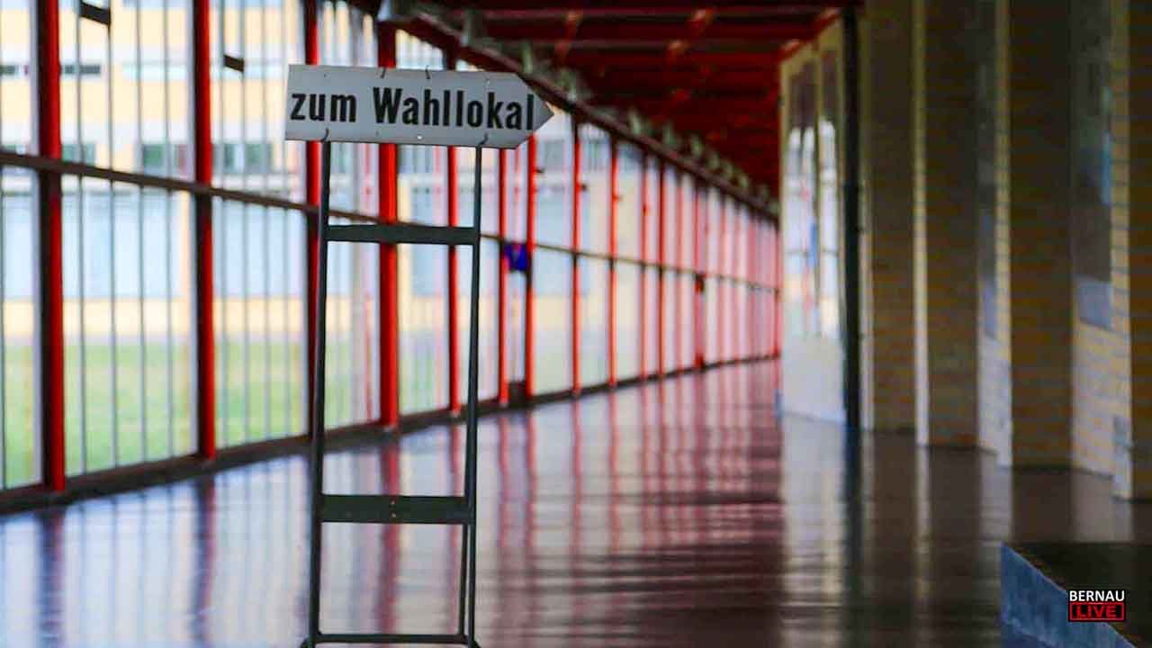 Wahllokal in Bernau mit Hinweisschild