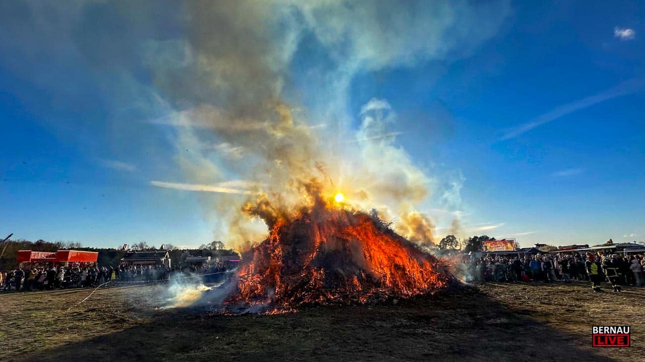 Zwischen Tradition und Abendrot: Osterfeuer rund um Bernau entzündet