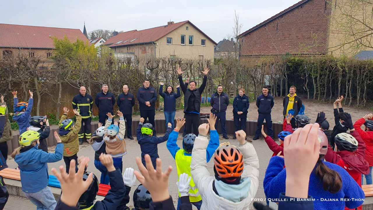 Blaulicht & Eierhelm: Verkehrssicherheitstag in der Grundschule Schönow