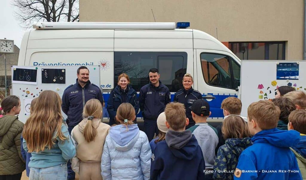 Blaulicht & Eierhelm: Verkehrssicherheitstag in der Grundschule Schönow