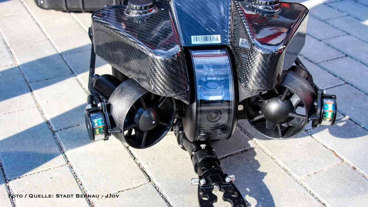 Auf dem Bild wird eine Unterwasserdrohne für die Bernauer Feuerwehr gezeigt