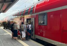 Regionalbahn - Bahnhof voller Menschen am Bahnsteig