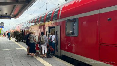 Regionalbahn - Bahnhof voller Menschen am Bahnsteig