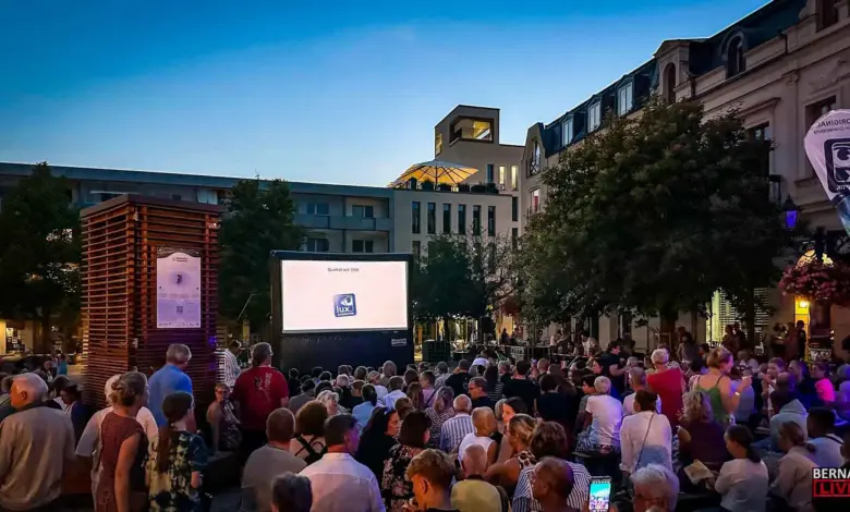 Lauer Sommerabend, großes Open-Air Kino auf dem Marktplatz Bernau