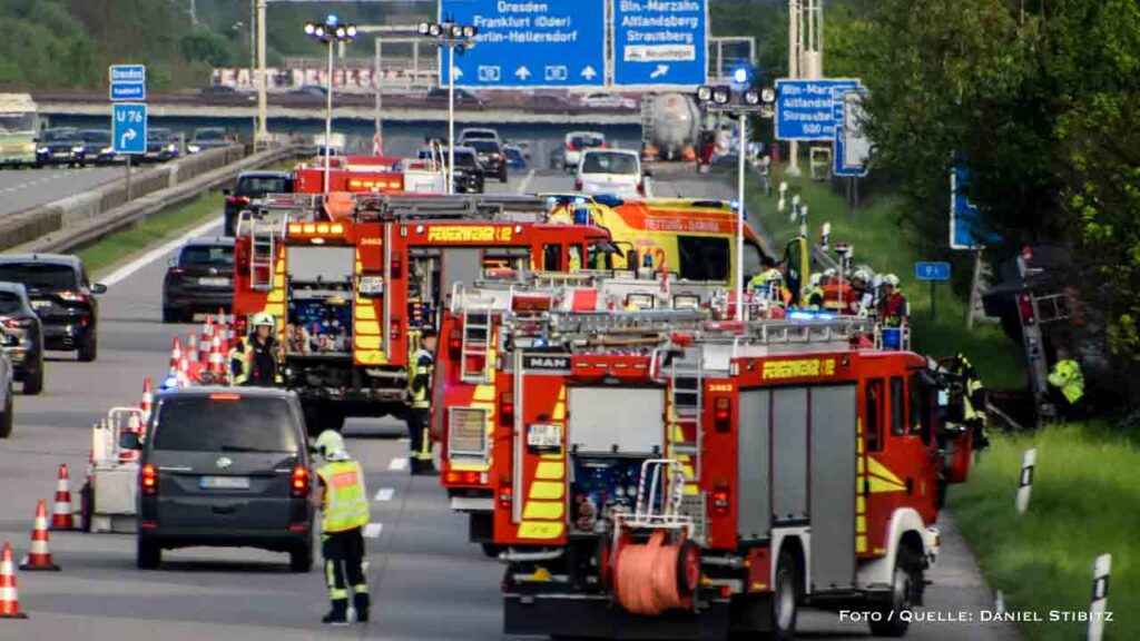 Schwerer LKW Unfall auf der A10 verursacht Großeinsatz und langen Stau