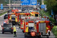 Schwerer LKW Unfall auf der A10 verursacht Großeinsatz und langen Stau