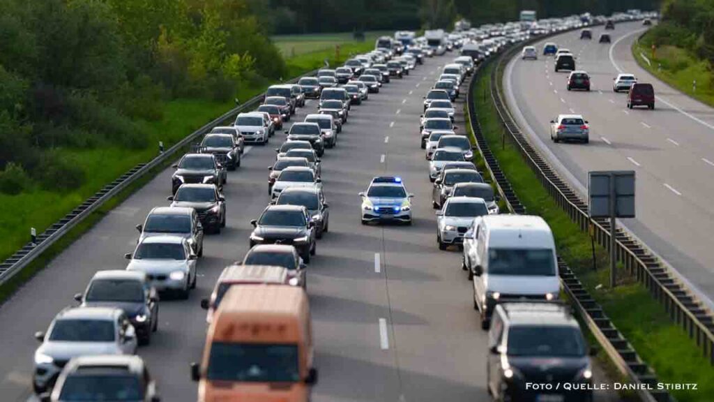 Schwerer LKW Unfall auf der A10 verursacht Großeinsatz und langen Stau