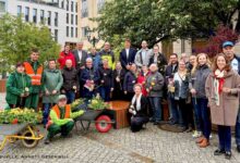 Trotz Wolken: 44 Blumenampeln bringen Farbe in die Bernauer Innenstadt