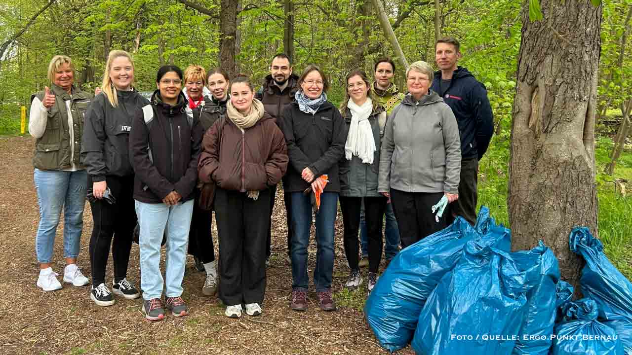 Saubere Sache: Bernauer Ergotherapie-Team tauscht Behandlungsraum gegen Besen