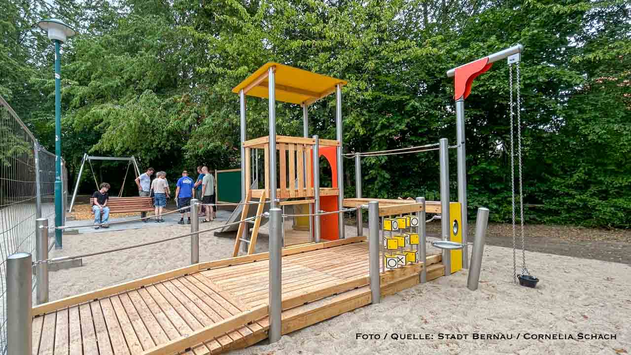 Bernau: Neugestalteter Spielplatz am Fröbelweg in Schönow offiziell freigegeben