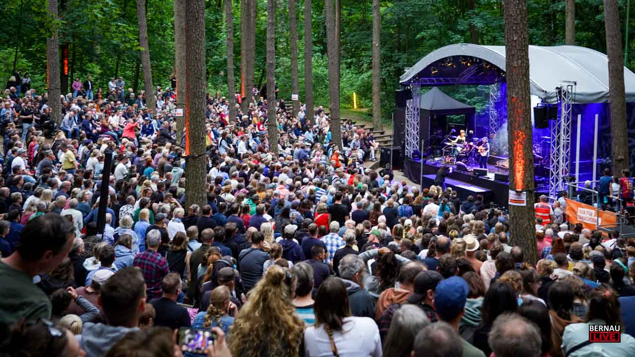 MINE und Wallis Bird verzaubern die Waldbühne am Mechesee in Lobetal