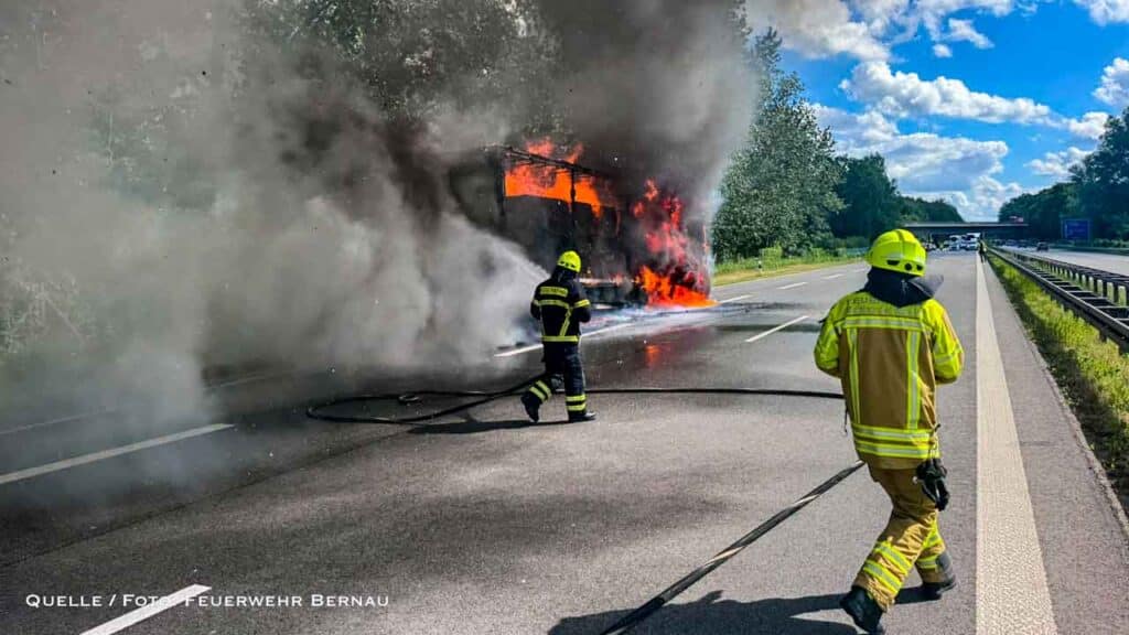 Lkw-Brand auf der A11 in Höhe Bernau Süd - Vollsperrung dauert an