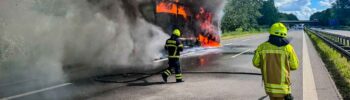 Lkw-Brand auf der A11 in Höhe Bernau Süd - Vollsperrung dauert an