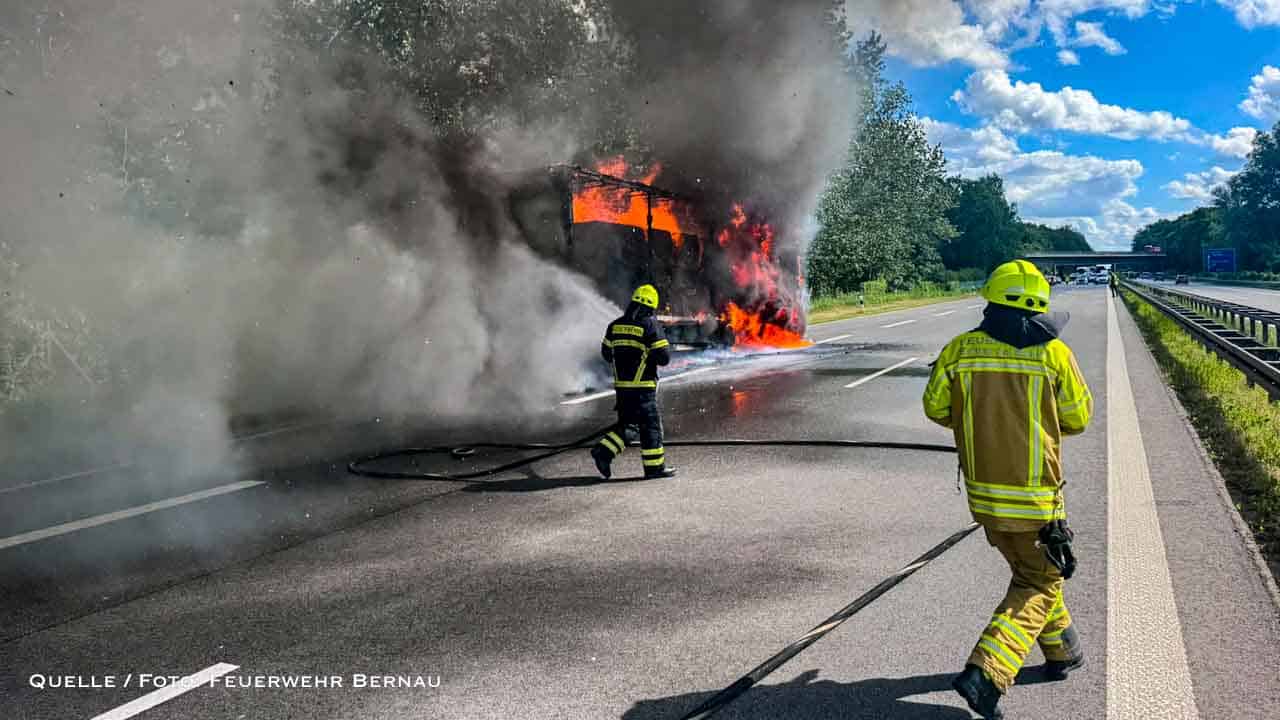 Lkw-Brand auf der A11 in Höhe Bernau Süd - Vollsperrung dauert an