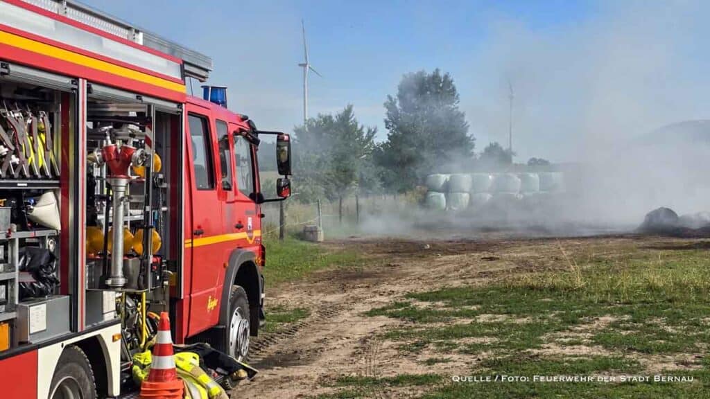 Rauchentwicklung: Strohballen brennen in Bernau Ladeburg