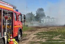 Rauchentwicklung: Strohballen brennen in Bernau Ladeburg