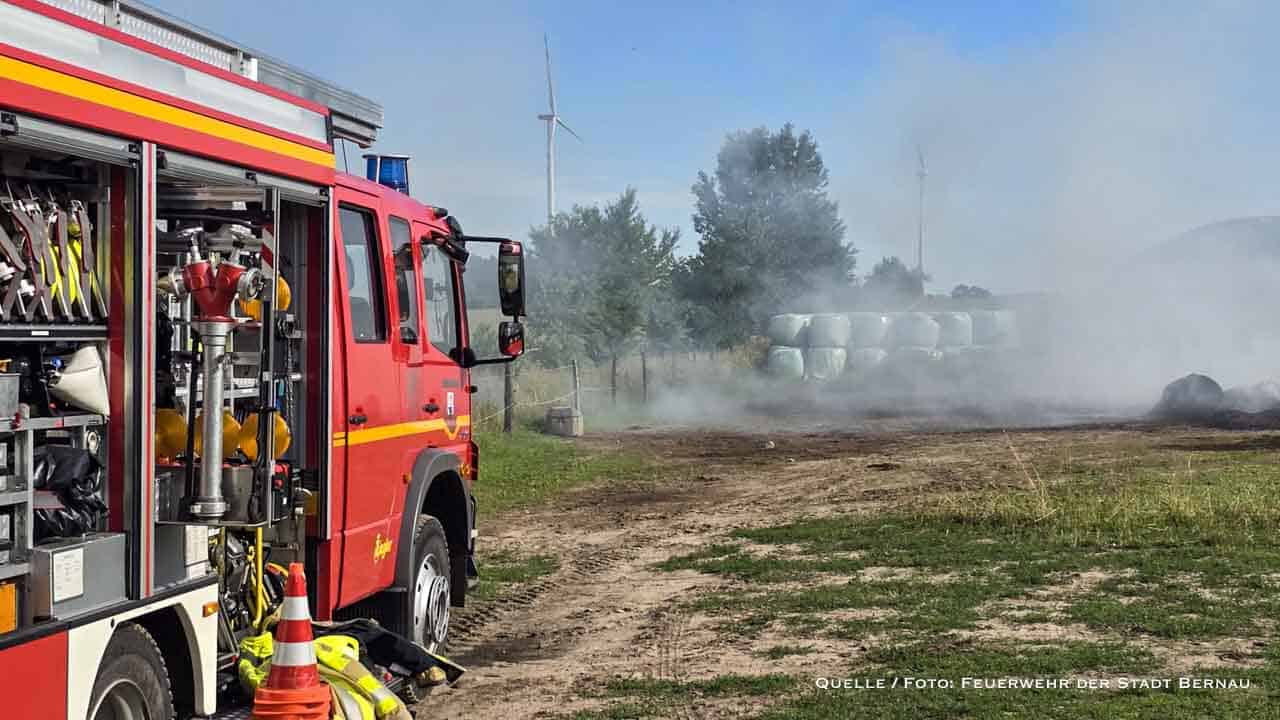 Rauchentwicklung: Strohballen brennen in Bernau Ladeburg
