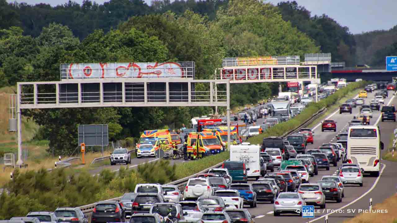 Schwerer Unfall auf der A11 und hochwertige Fahrzeuge in Bernau gestohlen