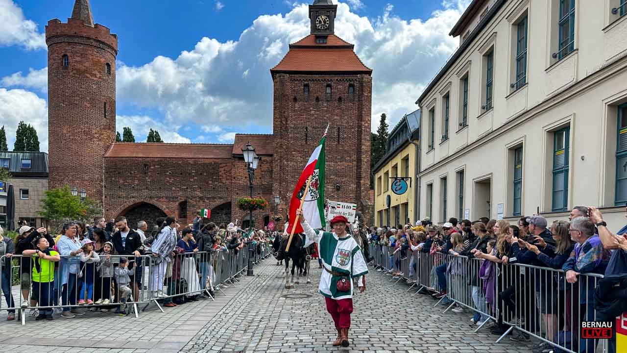 Großer Festumzug zum 33. Hussitenfest in Bernau gestartet