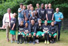 Bernau: i2030-Botschafter André Stahl übergibt Sportshirts für Robinsonschule
