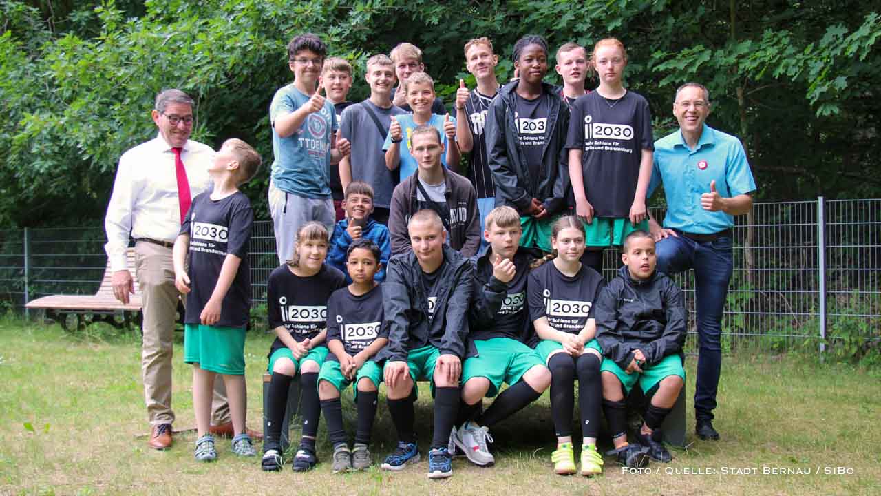 Bernau: i2030-Botschafter André Stahl übergibt Sportshirts für Robinsonschule