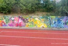 Kreatives Demokratieprojekt: Schulkinder verschönern Bernauer Sportplatzwand
