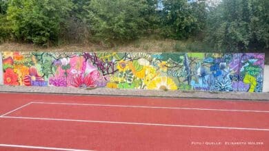 Kreatives Demokratieprojekt: Schulkinder verschönern Bernauer Sportplatzwand