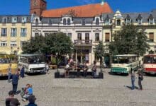 Busse, Musik und Sonnenschein: Die Bernauer Innenstadt im Oldtimer-Fieber